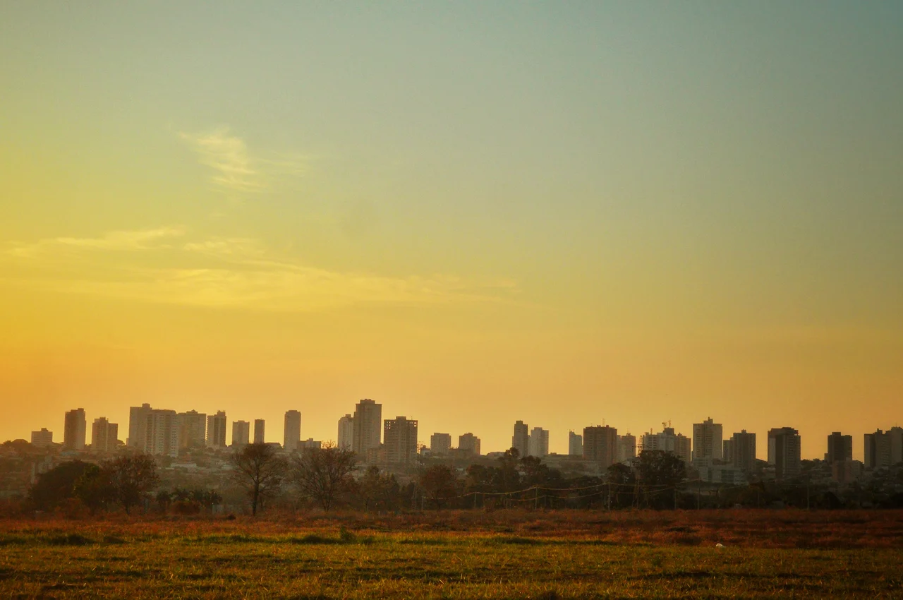 Skyline e por do sol a partir da zona leste. Araçatuba-SP.