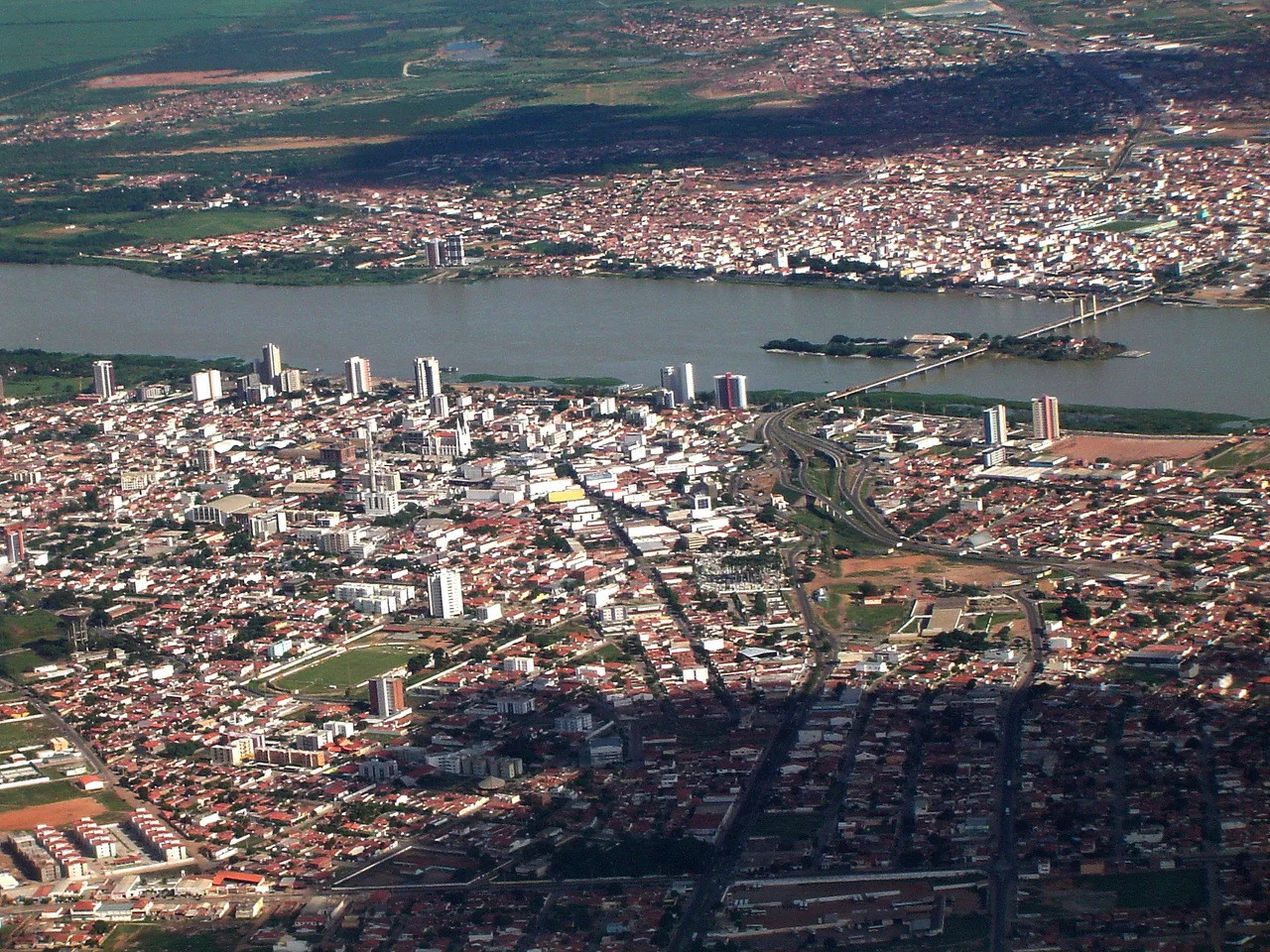 Rio São Francisco dividindo as cidades de Petrolina-Juazeiro