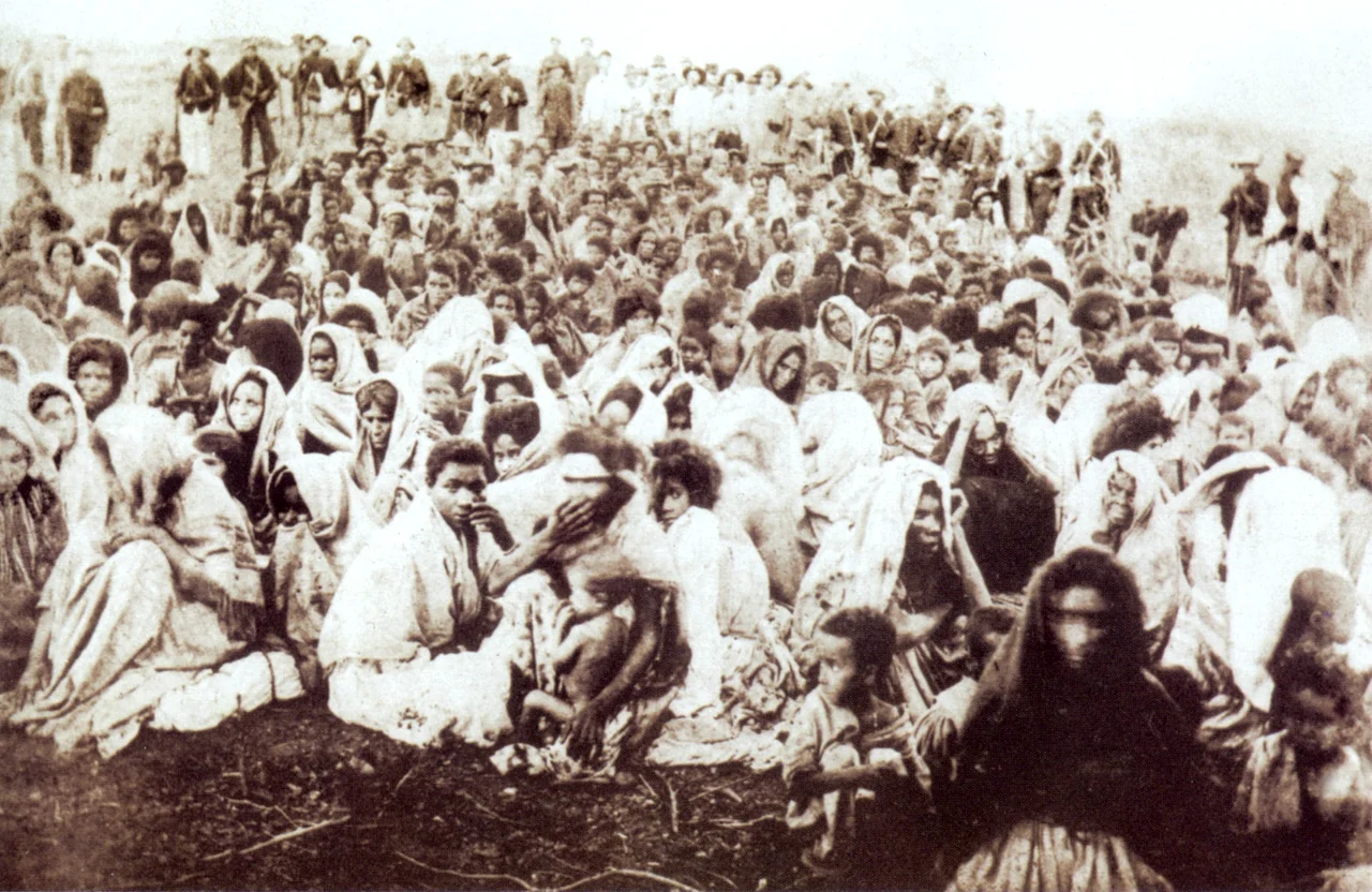 Surviving population of the en:War of Canudos, in Brazil, en:1897, after a peasant rebellion was crushed by the en:Brazilian Army. Many of the survivors escaped later to larger cities, where they lived in shanty towns (en:favelas).