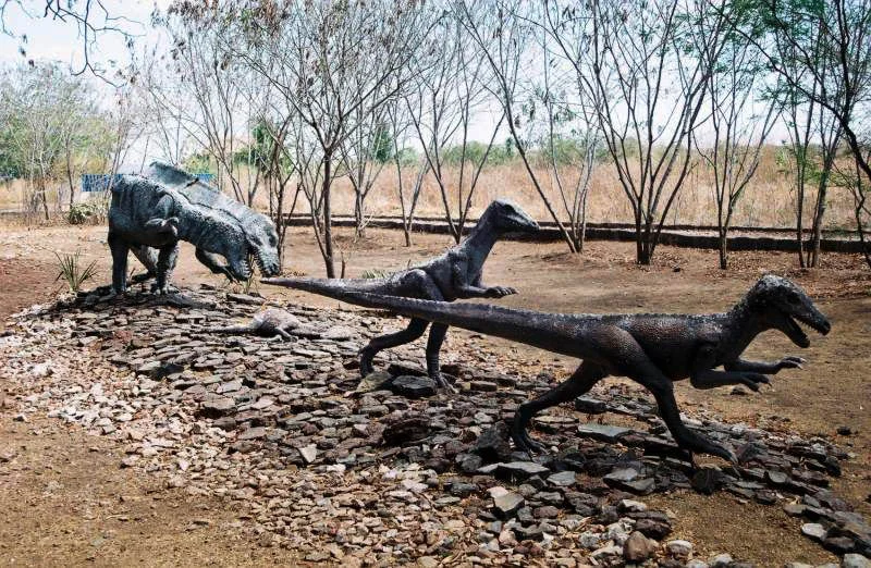 Maquetes na Entrada do Vale dos Dinossauros - Paraíba