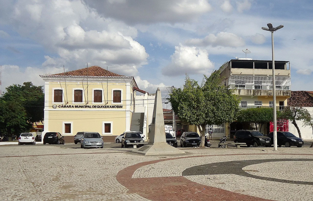 Bem tombado em Quixeramobim, Ceará, Brasil. Edificação da primeira metade do século XIX, tombado pelo IPHAN em 1972. Abrigou a Casa de Câmara e Cadeia de Quixeramobim. Vista panorâmica desde a Praça da Matriz, com destaque para o obelisco construído em 1964 para marcar a instalação do serviço de água encanada em Quixeramobim.