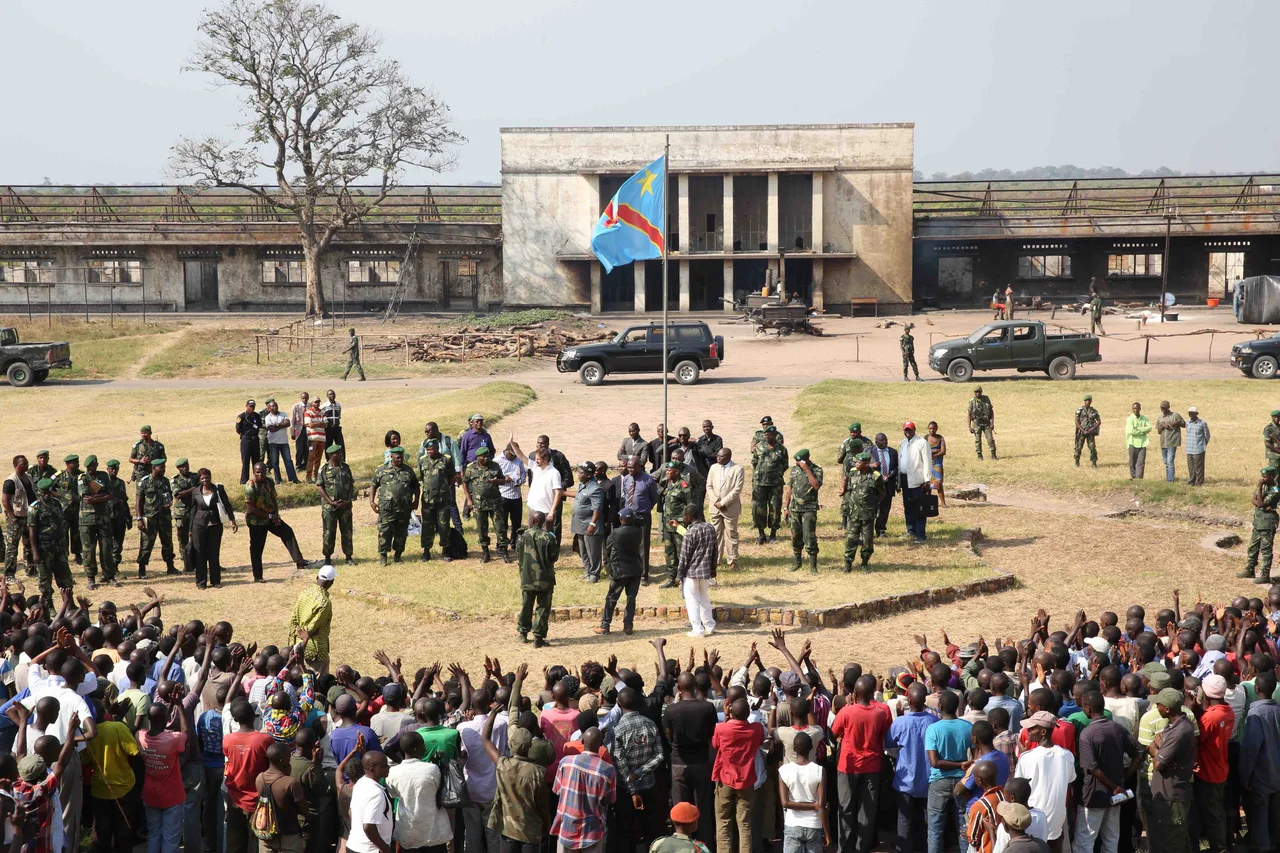Kamina, province du Katanga, RD Congo : Le Ministre de la défense, des anciens combattants et de la réinsertion, Aimé Ngoy Mukena, accompagné de José Maria Aranaz, directeur du Bureau conjoint des Nations Unies pour les droits de l’homme, saluent les ex-combattants arrivés sur le site de regroupement de Kamina.
Le processus de relocalisation est maintenant terminé. Au total ce sont 1194 ex-combattants et leurs dépendants qui ont été transportés par la MONUSCO de Gbadolite à Kamina. Photo MONUSCO/Abel Kavanagh
==
Kamina, Katanga province, DR Congo: The Minister of Defence, Veterans and Reintegration, Aimé Ngoy Mukena, accompanied by José Maria Aranaz, Director of the United Nations Joint Human Rights Office, welcomed the ex-combatants on the Kamina cantonment site.
The relocation process is now complete. In total, 1,194 ex-combatants and their dependents were transferred by MONUSCO from Gbadolite to Kamina. Photo MONUSCO/Abel Kavanagh