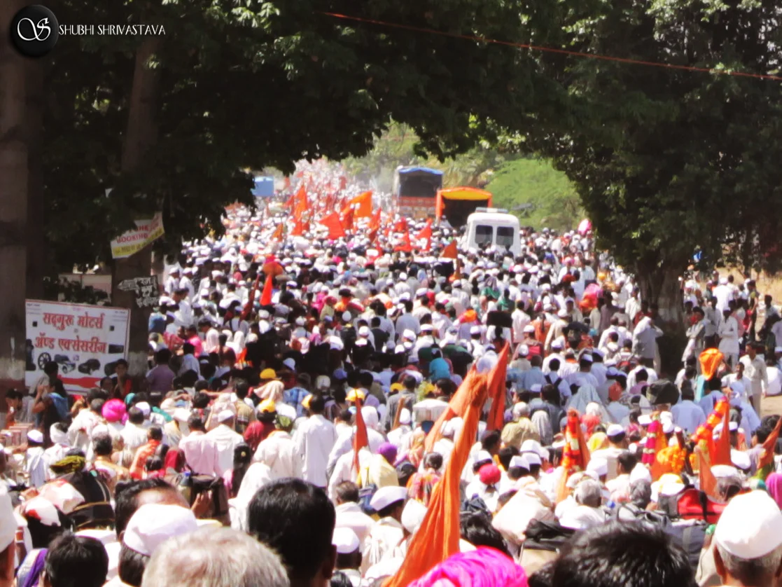 Palki festival showcases the distinctive feature of the Maharashtrian culture. This is a 1000-year-old tradition, which has been following by the warkaris (people who follow the wari, a fundamental ritual).People perform collective singing, dancing, chanting (Dnyanba-Tukaram in what are called as Dindis or organised group of warkaris) to the holy town of Pandharpur in Hindu months of Ashadh (June-July) and Karthik (November-December).Palkhi Festival, which lasts for 22 days, starts in the month of Jyeshth (June). Every year on the eleventh day of the first half of the month of Ashadh, the Palkhi reaches Pandharpur. Every saint, right from Sant Jyaneshwar to Sant Tukaram was following the wari traditio