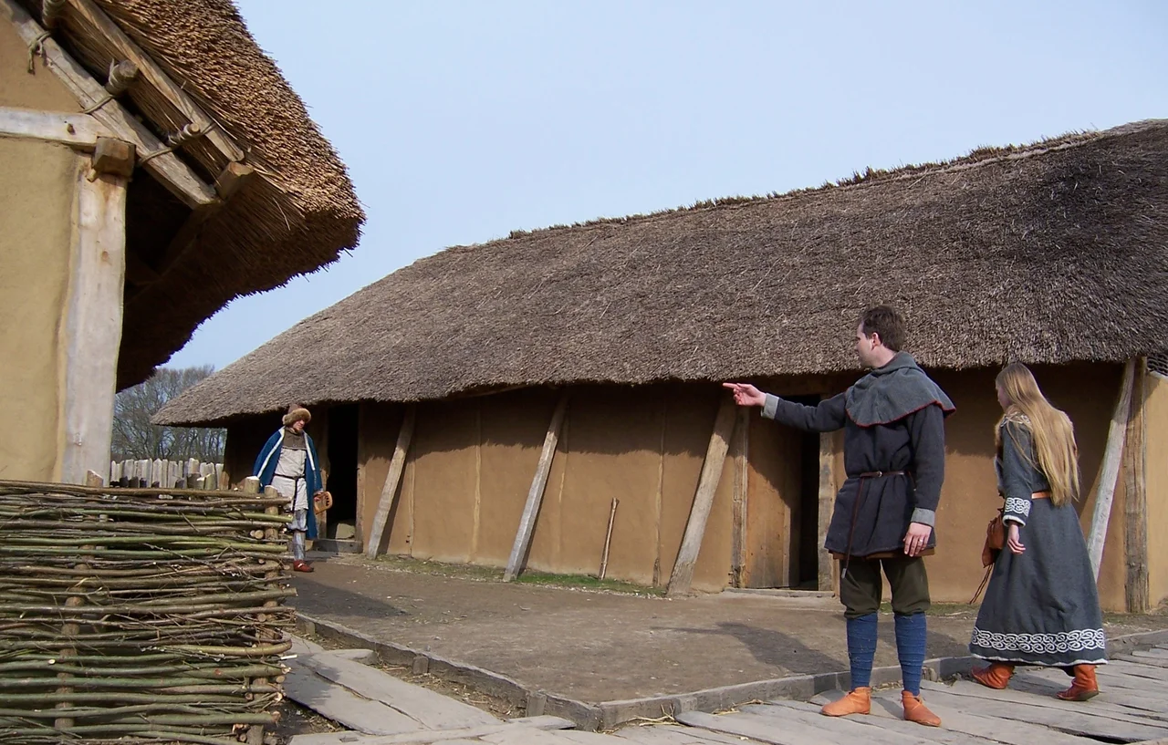 Author: Caravaca.
Date: April 2006.

Description: Reconstructed Viking houses at Hedeby (Haithabu) in Northern Germany.