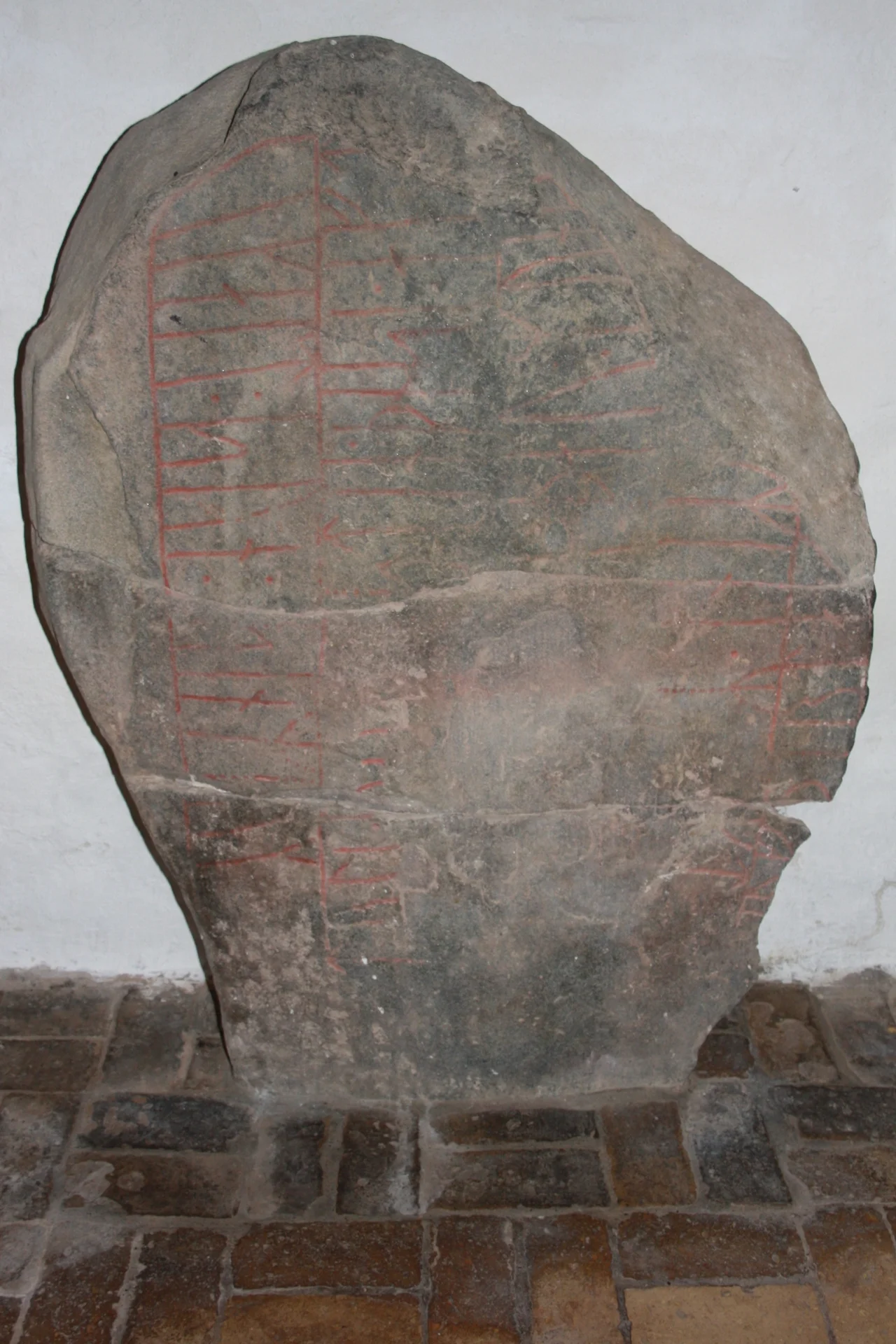 Runestone (Ålum 1) at Ålum Church in Mid-Jutland, Denmark.
Runesten (Ålum 1) i våbenhuset ved Ålum kirke øst for Randers
