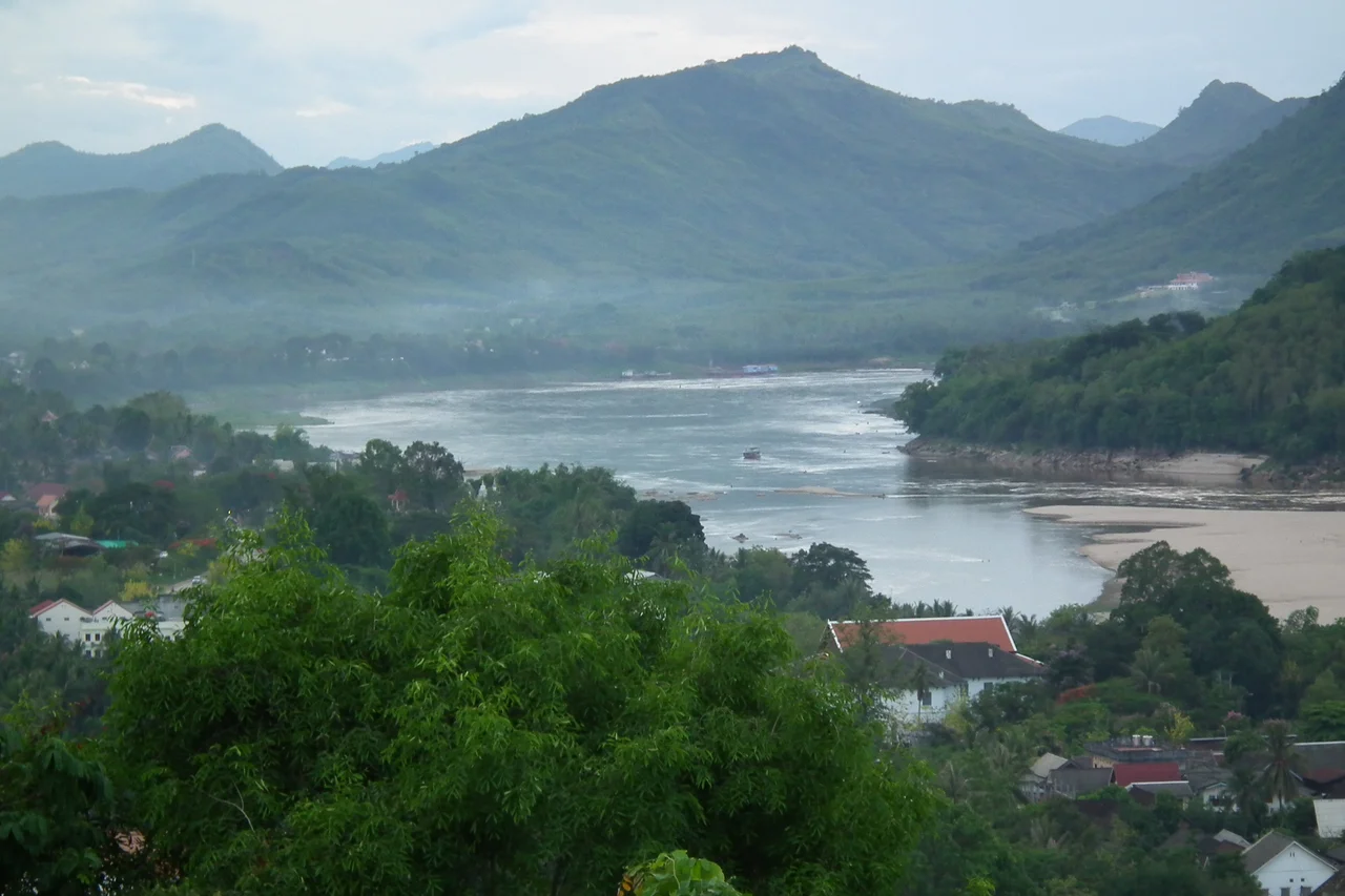 Phou si - Mekong River - Luang Prabang Laos
プーシーの丘、メコン川
ラオス・ルアンプラバーン